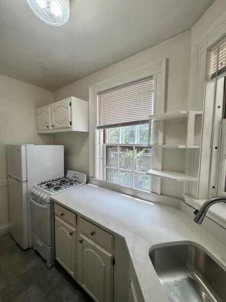 Building Photo - 77 Martin St