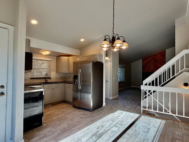 Building Photo - Spacious 4 bedroom, 3 bathroom home in the heart of Aurora is ready for immediate move in! Conven...