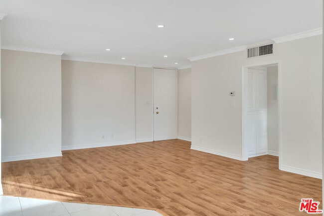 Building Photo - 432 N Palm Dr