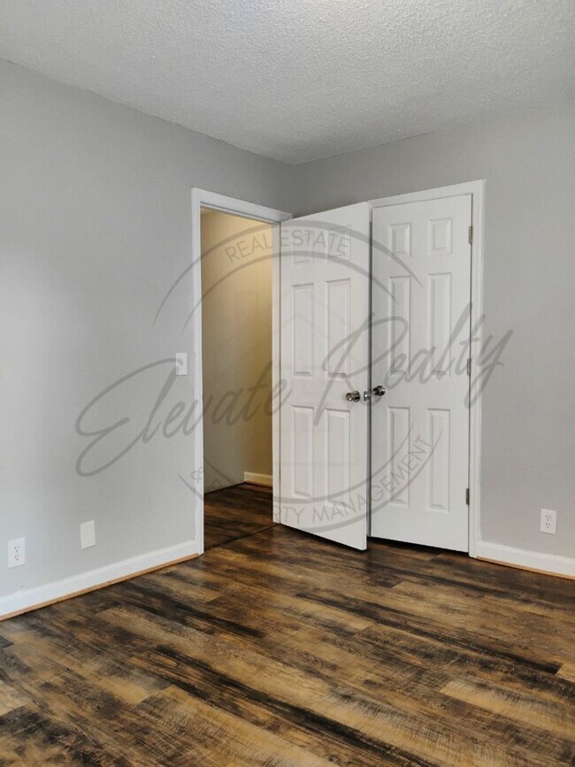 Building Photo - Two Bedroom Townhouse in North Nashville!