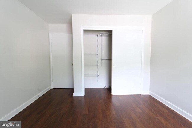 Building Photo - 3123 Sayre Dr