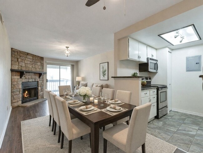 Building Photo - 1BR Condo • Fireplace • Balcony in Aurora