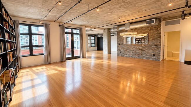 Building Photo - 877 Island Ave