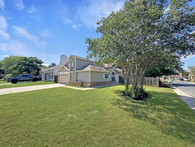 Building Photo - 10203 Sunset Field Dr