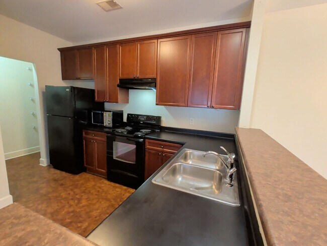 Building Photo - 2-Bed/2-Bath condo in Lenox Village.