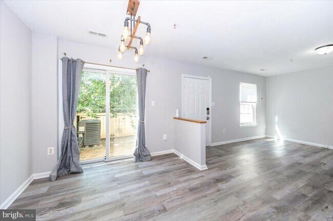 Building Photo - 161 Heathfield Dr