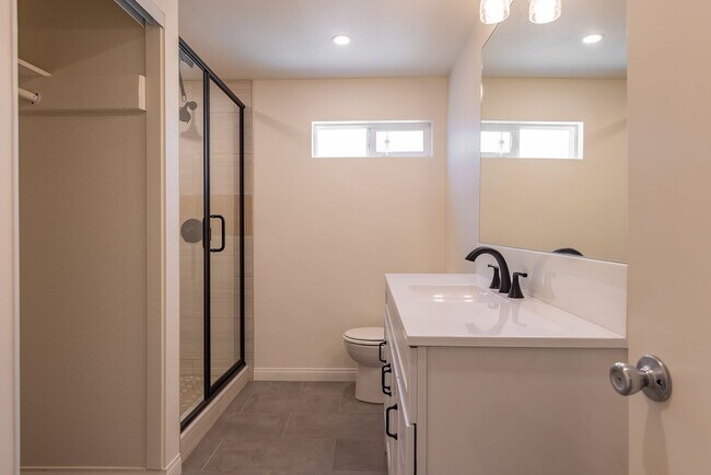 Building Photo - Oak View Abode
