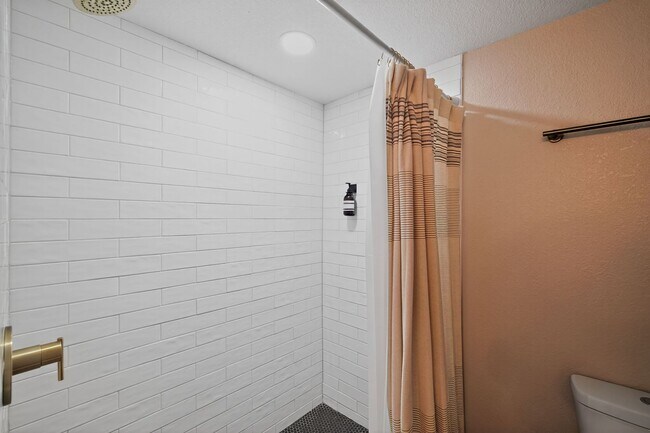 Building Photo - Discover lakeside living at its finest.