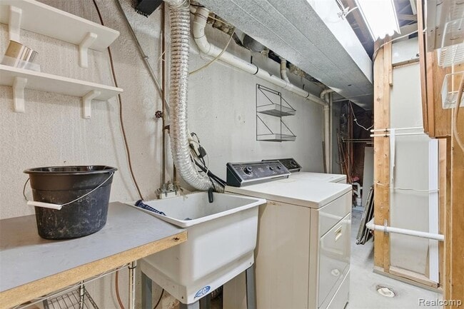 Building Photo - 5186 E 14 Mile Rd