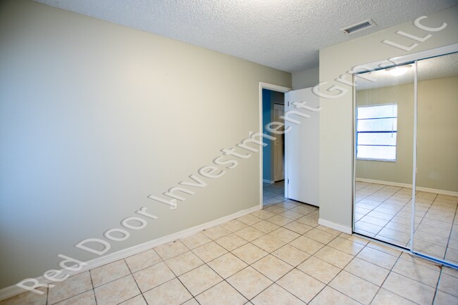 Building Photo - Spacious 3/1 Duplex with Laundry Room