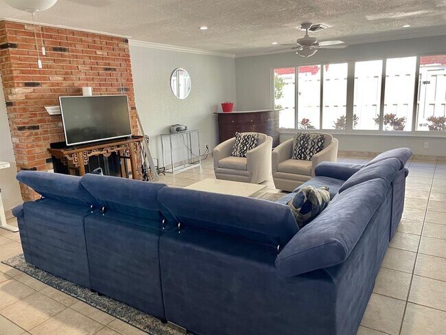 Building Photo - 156 NE 20th Ct