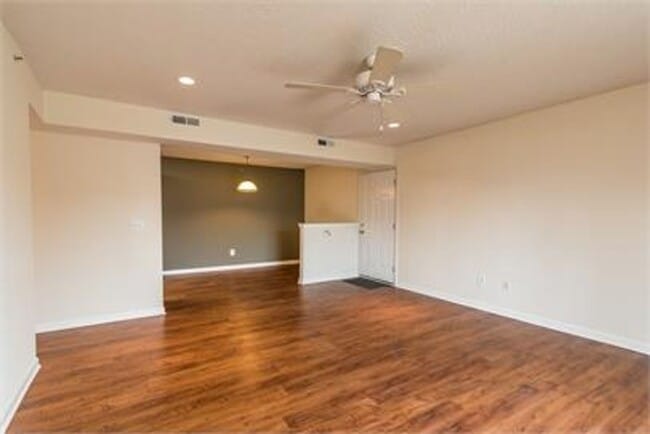 Building Photo - Creek Pointe