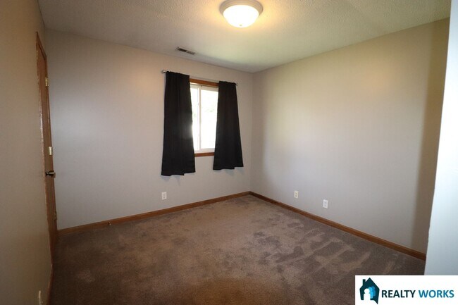 Building Photo - Lovely 3 Bedroom, 1 bath house available now.