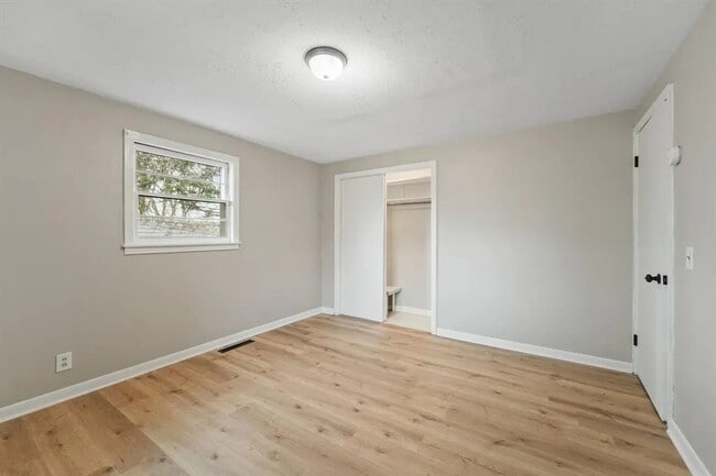 Building Photo - 13 Brookside Ave W