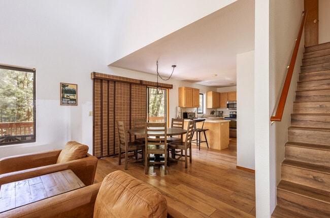 Building Photo - 335 Sandia Cir
