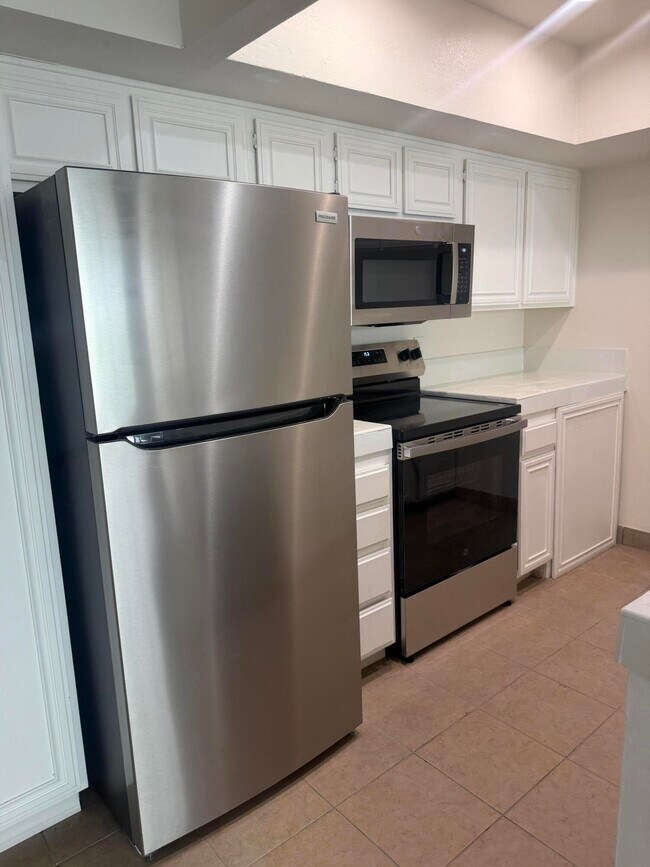 Building Photo - 1655 E Palm Canyon Dr