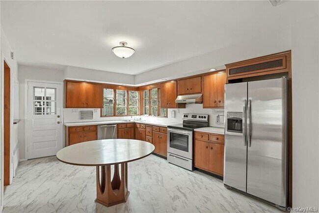 Building Photo - 17 Brookside Ave