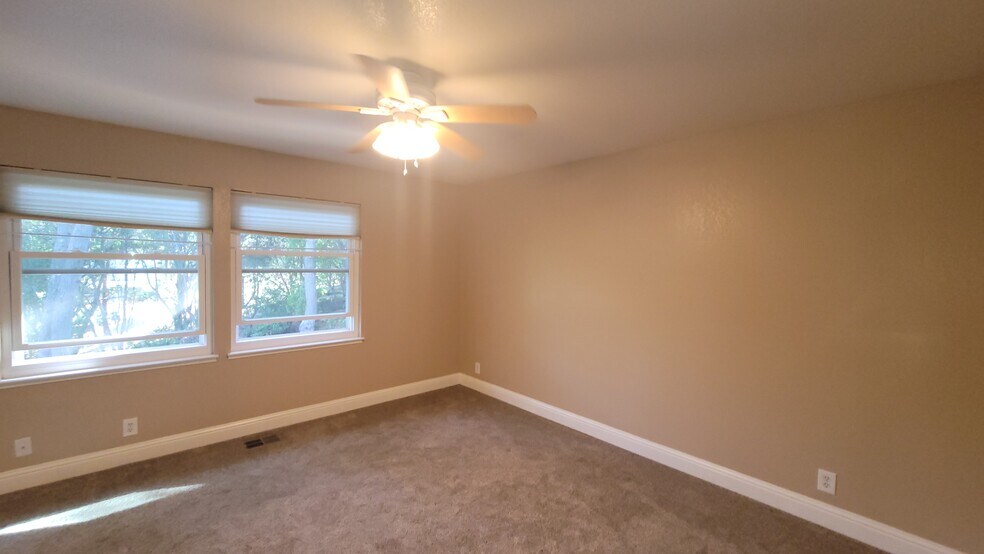 Building Photo - 788 Center Ave