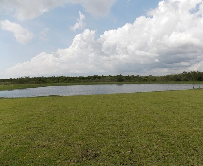 Building Photo - Spacious 5BR/4BA Home with Pool in Riverview
