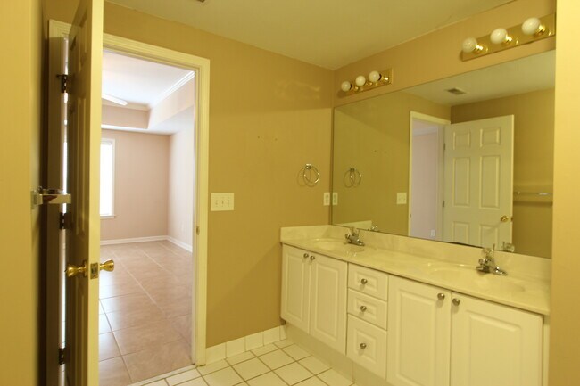 Building Photo - 1561 Savannah Park Ln