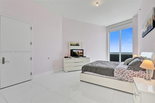 Building Photo - 16001 Collins Ave