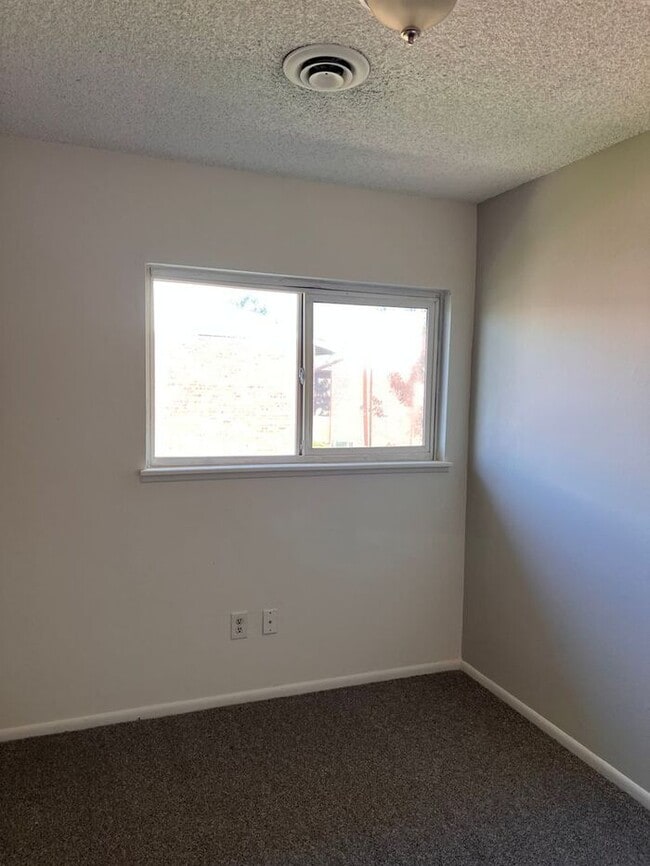 Building Photo - Spacious Three Bedroom Townhome in Westmin...