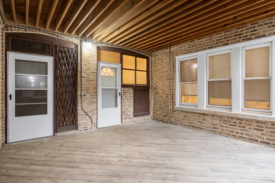 Building Photo - 2467 N Clark St