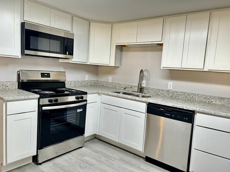 Building Photo - 305 Greenbriar St