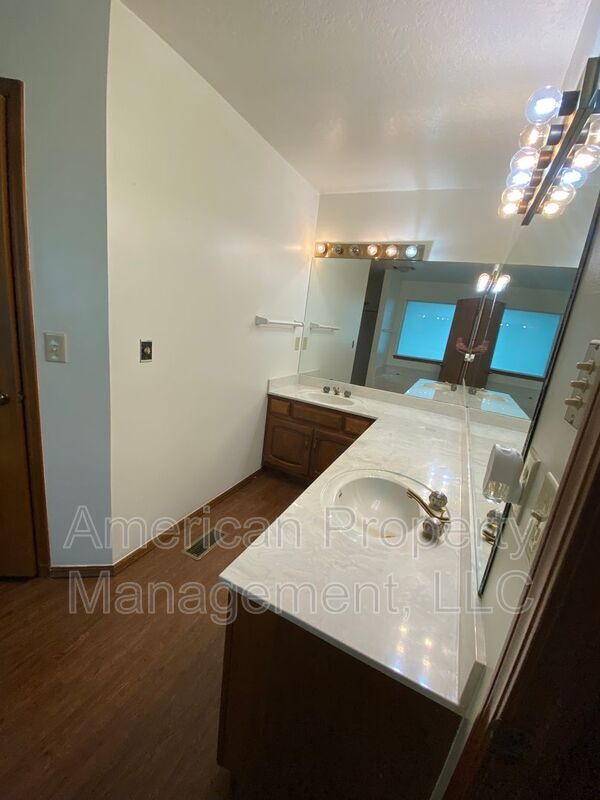 Building Photo - P2-1Q- 7704 S. Hudson Ave