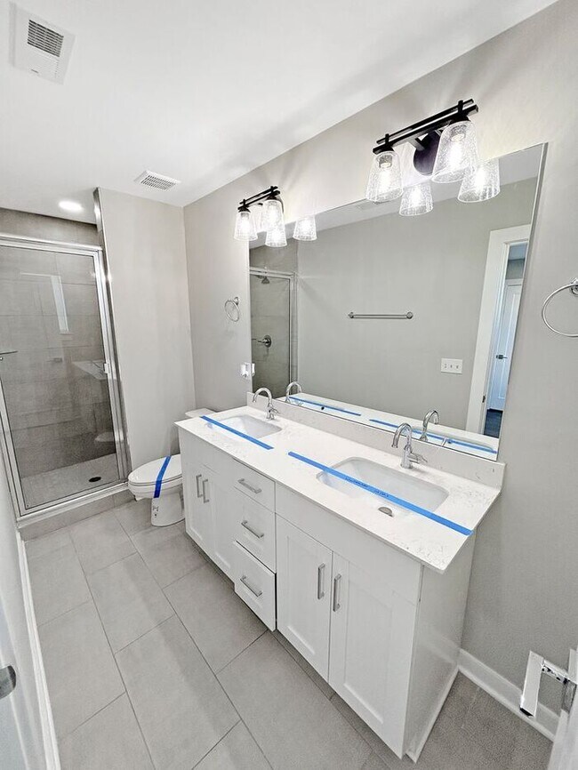 Building Photo - Modern 3-Bedrooms Townhome with Natural Li...