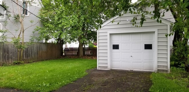 Building Photo - Old Brooklyn Area - 3 Bedroom Single Famil...