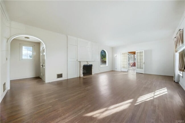 Building Photo - 1527 Royal Oaks Dr