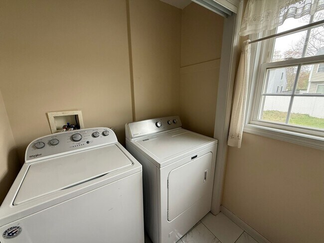 Building Photo - Three Bedroom, Single Family Home Located in Springfield's Pine Point Neighborhood!