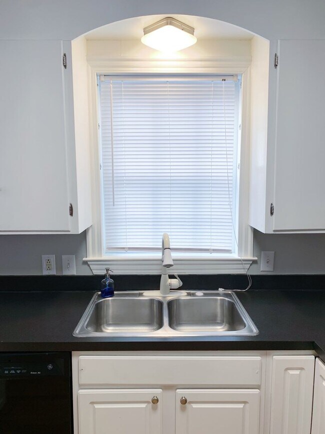 Building Photo - Fenced in 4 bedroom home for 4 or 3 people!