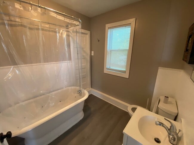 Building Photo - Very attractive 2BR 1/2 duplex