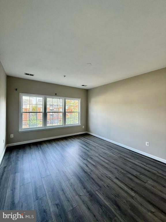 Building Photo - 612 Garden View Square