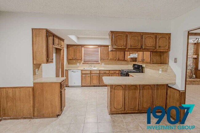 Building Photo - SPECIAL OFFER! Move In Now & Get 50% Off Your First & Second Month's Rent!  Spacious 5-Bedroom Ho...