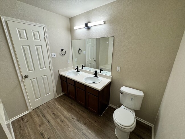 Building Photo - Ready For Move In! A Must See Modern & Spa...