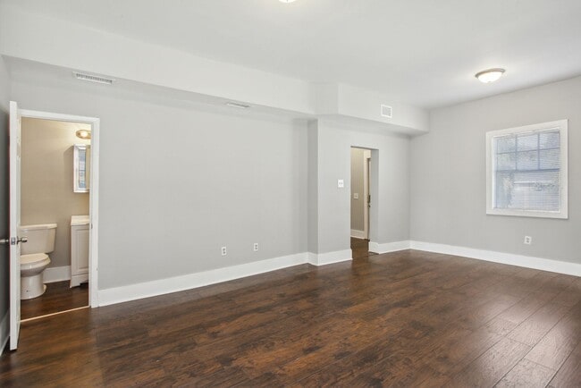 Building Photo - Large 3BR/2.5BA Two Story House Near Downt...