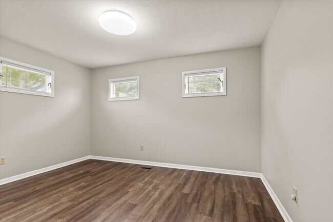 Building Photo - Charming Full Brick Home in Peaceful Count...