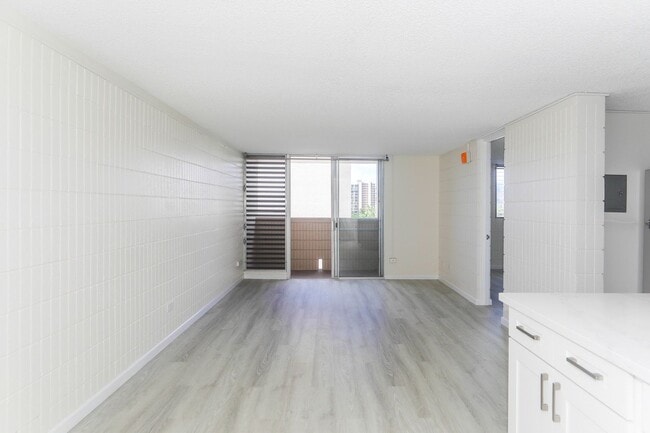 Building Photo - Sunset Lakeview - Fully renovated 3 bedroom, 2 bath on lower floor comes with tandem parking for ...