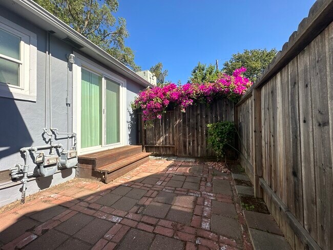 Building Photo - Cute 2 bed/1 bath Duplex in East Sac!!