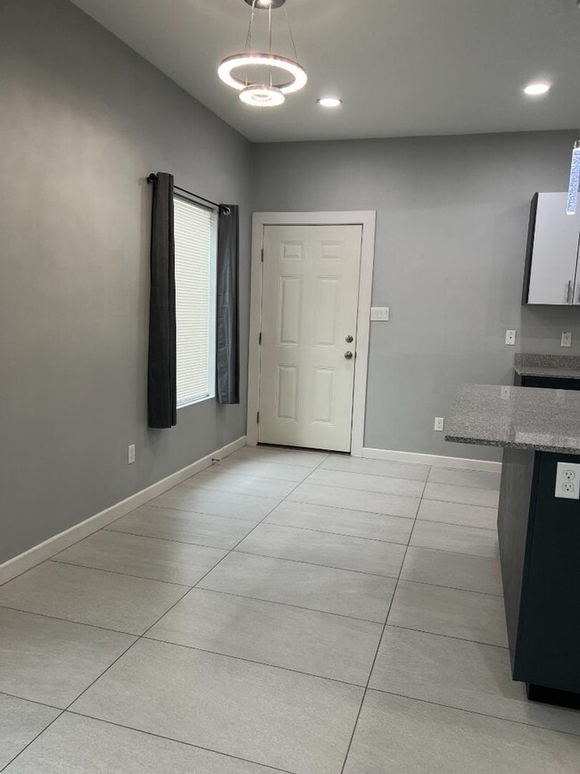 Building Photo - 2022 Summerland Ln
