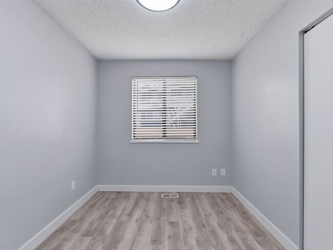 Building Photo - Palisade Perfection: Remodeled Condo Steps from Downtown!