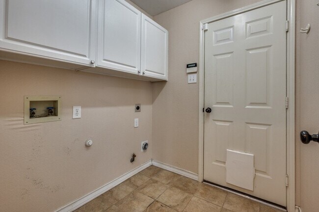 Building Photo - 2704 Crestwood Ln