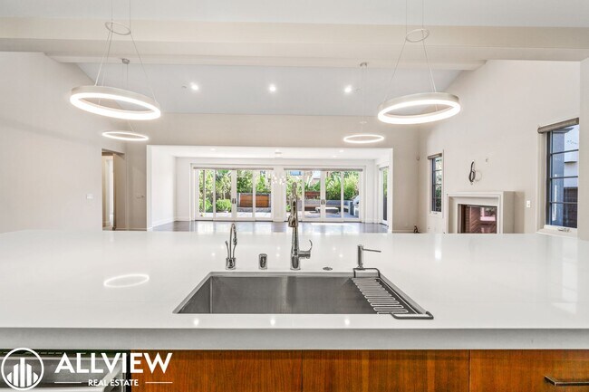 Building Photo - Luxurious and Rare 5 Bed 5.5 Bath Located ...