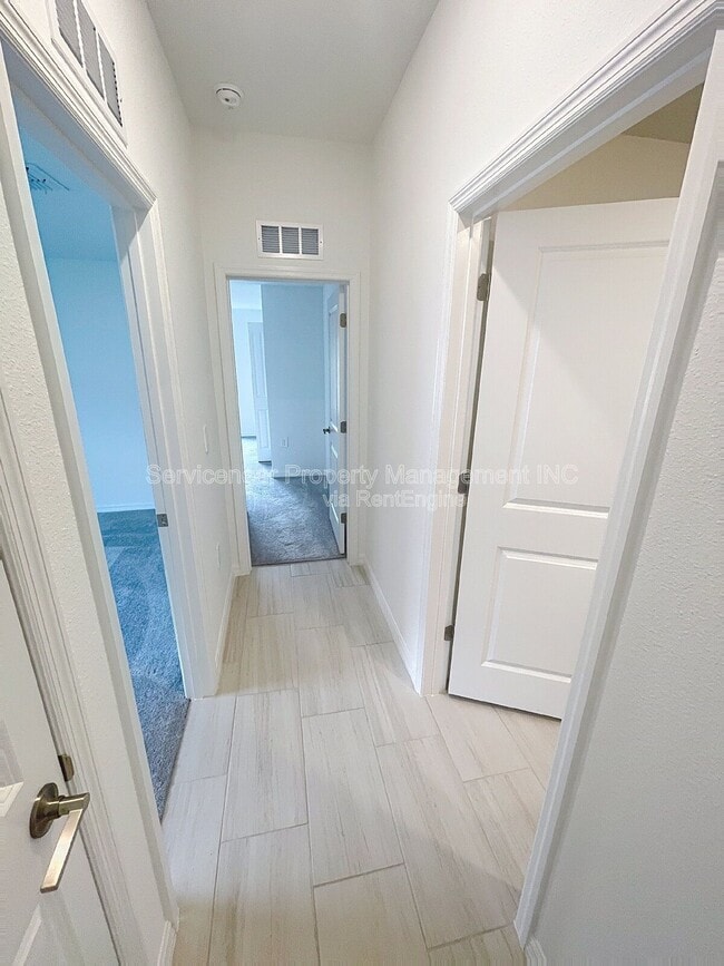 Building Photo - 8844 Bay Leaf Dr