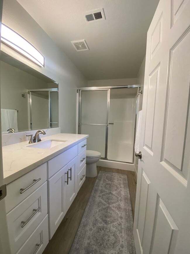 Building Photo - Alta Loma Woods Two Bed with Small Yard an...