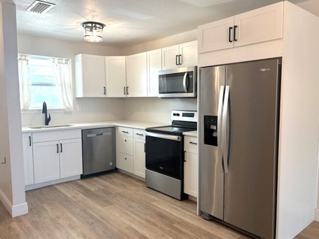 Building Photo - Stunning Beachside Townhome in Port Orange!