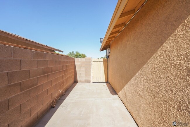 Building Photo - 2146 S 47th Ave